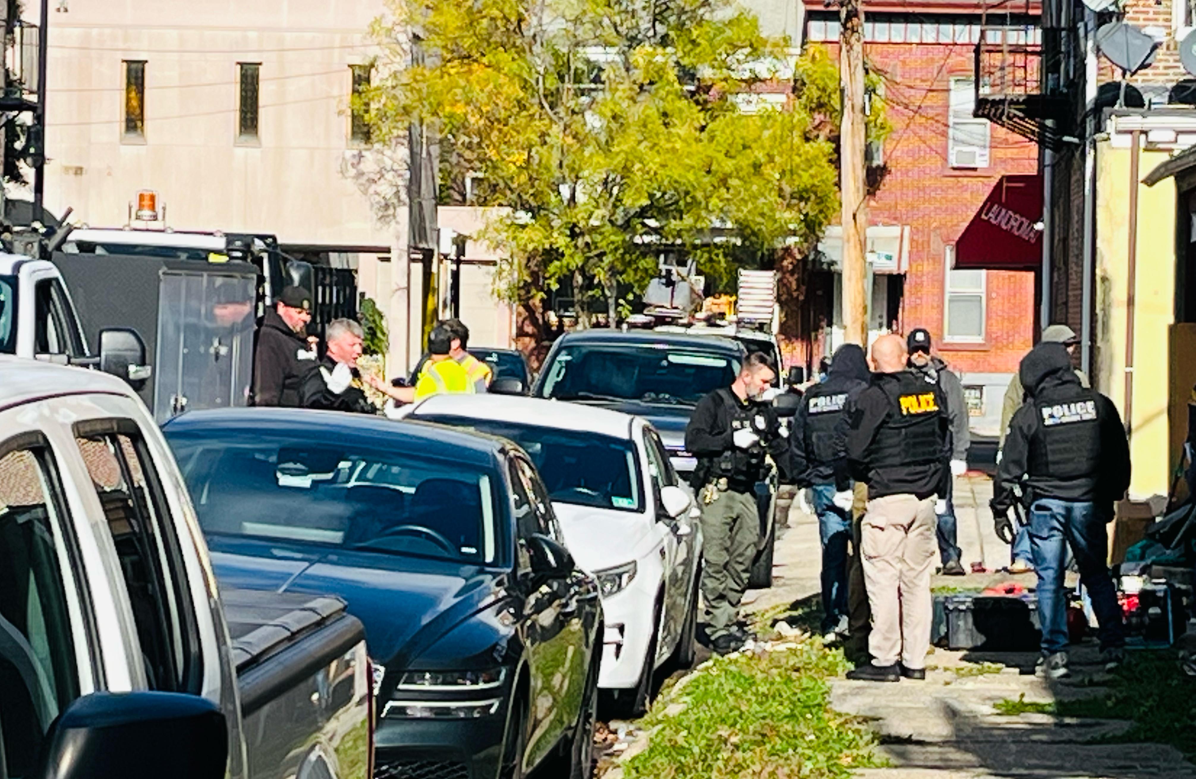 Un garaje de tres puertas estaba lleno de artefactos y herramientas de construcción presuntamente de mala procedencia